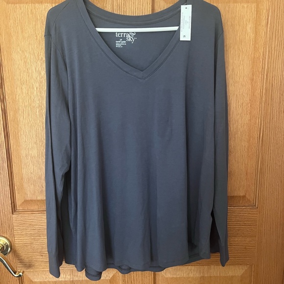 Terra & Sky Tops - Terra & sky long sleeve, V neck top